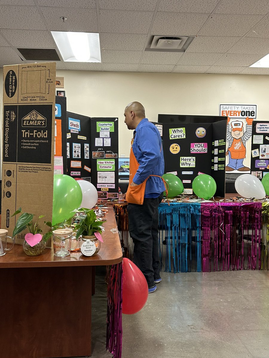 SweetCyn724's tweet photo. Fridays Associate Service Event! Cinco de Mayo ❤️🤍💚 https://t.co/dK8SBnaWlc