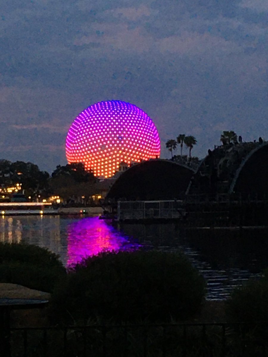 Onlyhereforfu11's tweet image. #spaceshipearth #giantgolfball #epcot