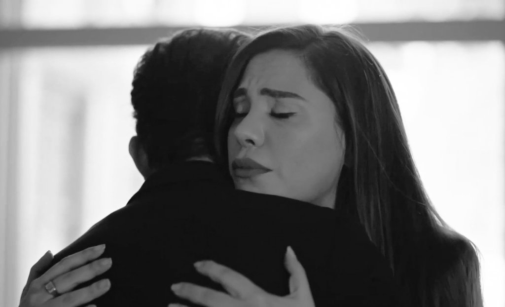 mi_retweeter's tweet photo. yüreğinden yaralı, bizim hikayemiz // kaderimden kalanı, silsem de gitmiyor 🖤 #parya #yargı https://t.co/g31CUahj2z