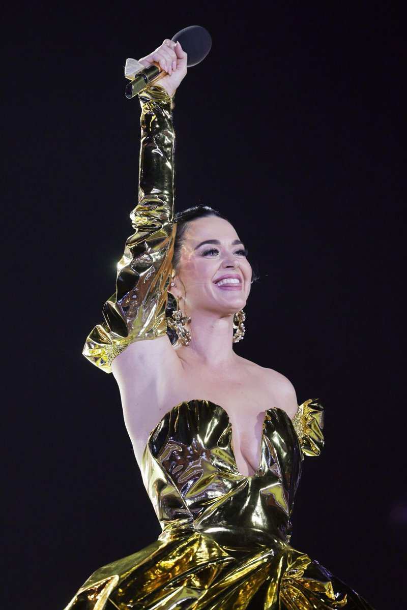 PopCulture2000s's tweet photo. katy perry is glowing! our 2010s popstar https://t.co/Go2vra3uVq