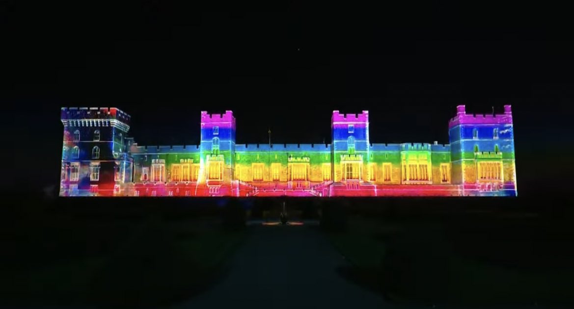poptime's tweet photo. 🚨 FEZ HISTÓRIA! Katy Perry simplesmente estampou a bandeira LGBTQ+, no Castelo de Windsor, durante a performance de Firework. #CoronationConcert https://t.co/XyA0eUH5oG