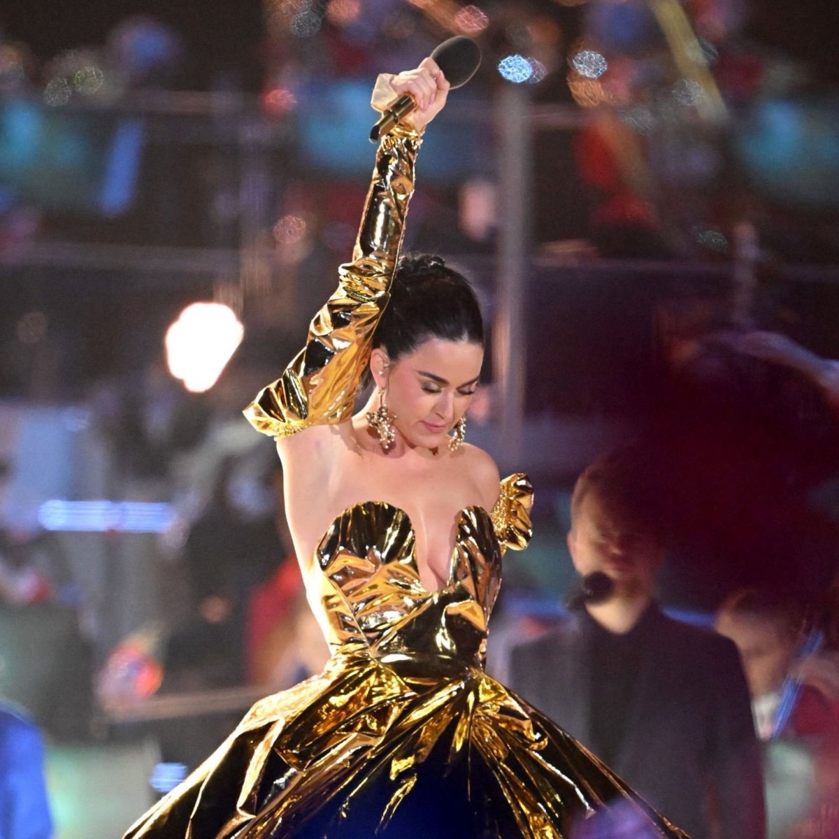 poptime's tweet photo. 🚨 FEZ HISTÓRIA! Katy Perry simplesmente estampou a bandeira LGBTQ+, no Castelo de Windsor, durante a performance de Firework. #CoronationConcert https://t.co/XyA0eUH5oG