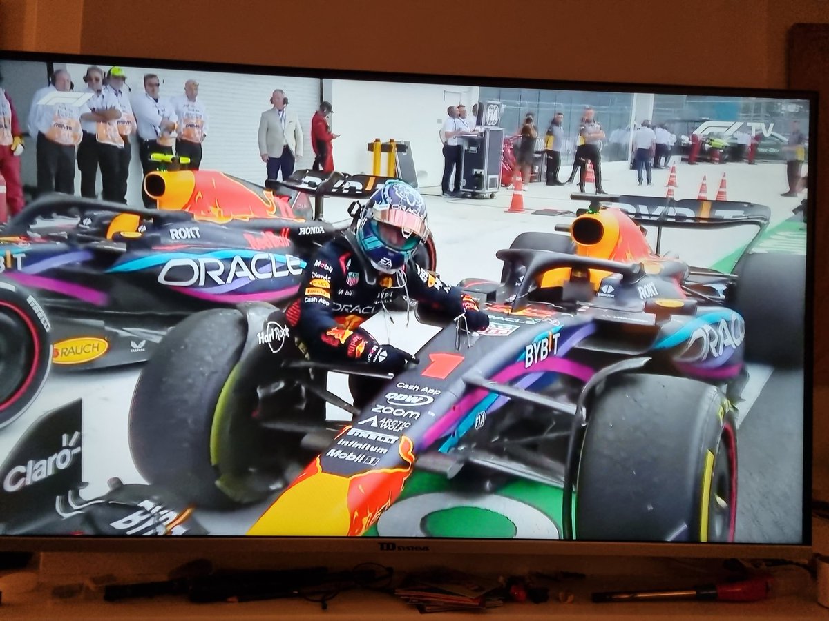 Genieten!!! 🏁🥇🏆En die vinger naar de 1...😂🤣 #MiamiGP <a href="/Olav_Mol/">Olav Mol®️</a> <a href="/robertdoornboss/">Robert Doornbos</a> <a href="/TomCoronel/">Tom Coronel</a> <a href="/ZS_Racing/">Ziggo Sport Racing</a>