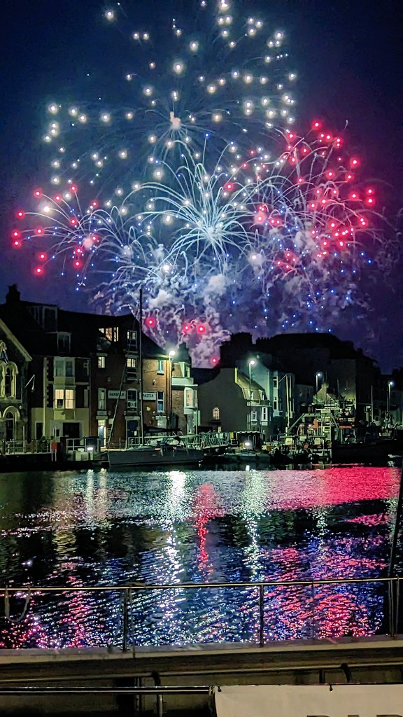 'Baby you're a Firework'...✨👑 Sparkling end to Sunday in @LoveWeymouth from @WeySoHo ✨🎊🩷 - - #BankHolidayWeekend #weymouth #southharbourside #SundayMotivation #dorset