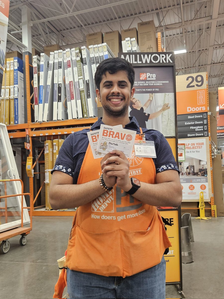 3510Infocus's tweet photo. Way to go Mutaz! He found an unsafe pallet in the over head and corrected it! Then later on in the day he was stocking with proper PPE! 
#SafetyFirst 
#SafetyBravo
#SafetyTakesEveryone https://t.co/wBwLH0HiMq