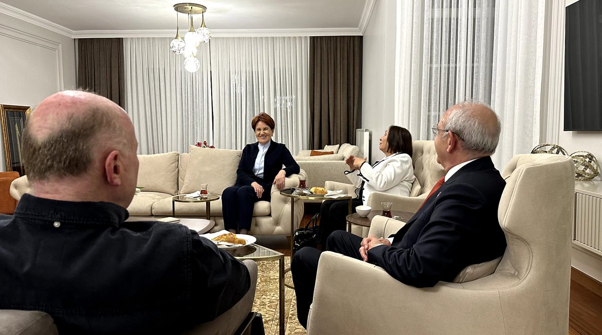meral_aksener's tweet photo. Bugün @Skilicdaroglu Hanım ve 13. Cumhurbaşkanı Adayımız @kilicdarogluk’nu evimizde ağırlayarak güzel bir akşam ge��irdik.

Milletimizin huzurunu bozmaya çalışanların önünde hep birlikte duracağız. Tam 1 hafta sonra milletimizle birlikte yepyeni bir tarih yazacağız... https://t.co/IRI3zIO7Pa