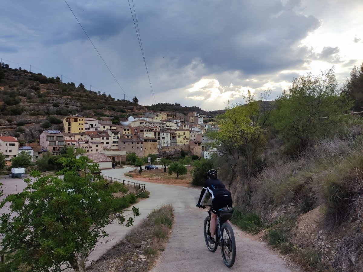larroser's tweet photo. Dos dies ben compartits de #btt amunt i avall per pistes i corriols pedregosos entre roques, barrancs i baumes, vinyes, ametllers i oliveres, pel preciós #montsant. #escaladei #lamorera #cornudella #albarca #margalef #labisbal #cabaces #lavilella 🚵🤸📸🦋🪻
#cegbtt https://t.co/jFNDcqTKir