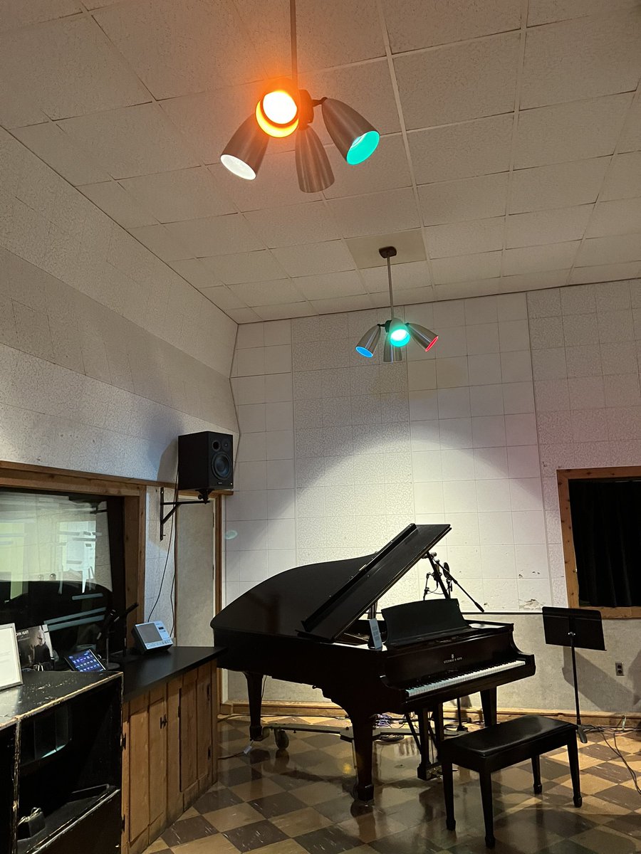 wishwithsara's tweet photo. Sitting in the dark — the way he likes it — listening to Elvis play gospel songs on this very piano. Thanks for the journey back in time… and the tears! ❤️🎤❤️@RCAStudioB @visitmusiccity #makingmemories #wishwithsara https://t.co/GVAeBUBpTH