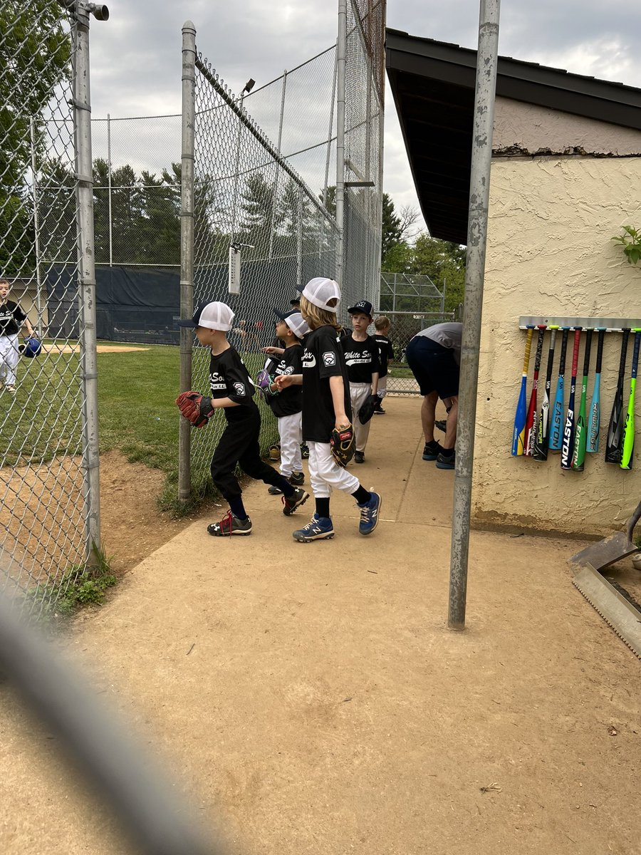 christen_rexing's tweet photo. Back at the baseball fields. It’s a makeup game so we’re on the bigger field. They’re so tiny over here. Grammy and #DelcoPoppop are here ♥️ The 7yo reliably hits at every at bat so all of them were chanting his name. So. Damn. Cute.
#DisarrayInTheDugout ⚾️🧢🏟️ https://t.co/JgZOYyvSs0