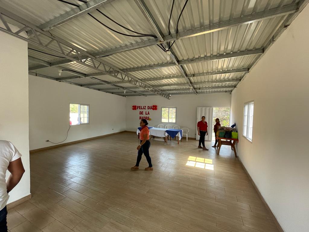ReinaldoHN's tweet photo. Acompañamos al Alcalde de San Esteban #MiguelMendez a la comunidad de Toro Muerto, a inaugurar LA CASA DEL PUEBLO (centro comunal). Muy content@s tod@s por ver un sueño hecho realidad. También celebramos el día de la madre. 🙂🙂🙂 https://t.co/JDrQ70Kr9o