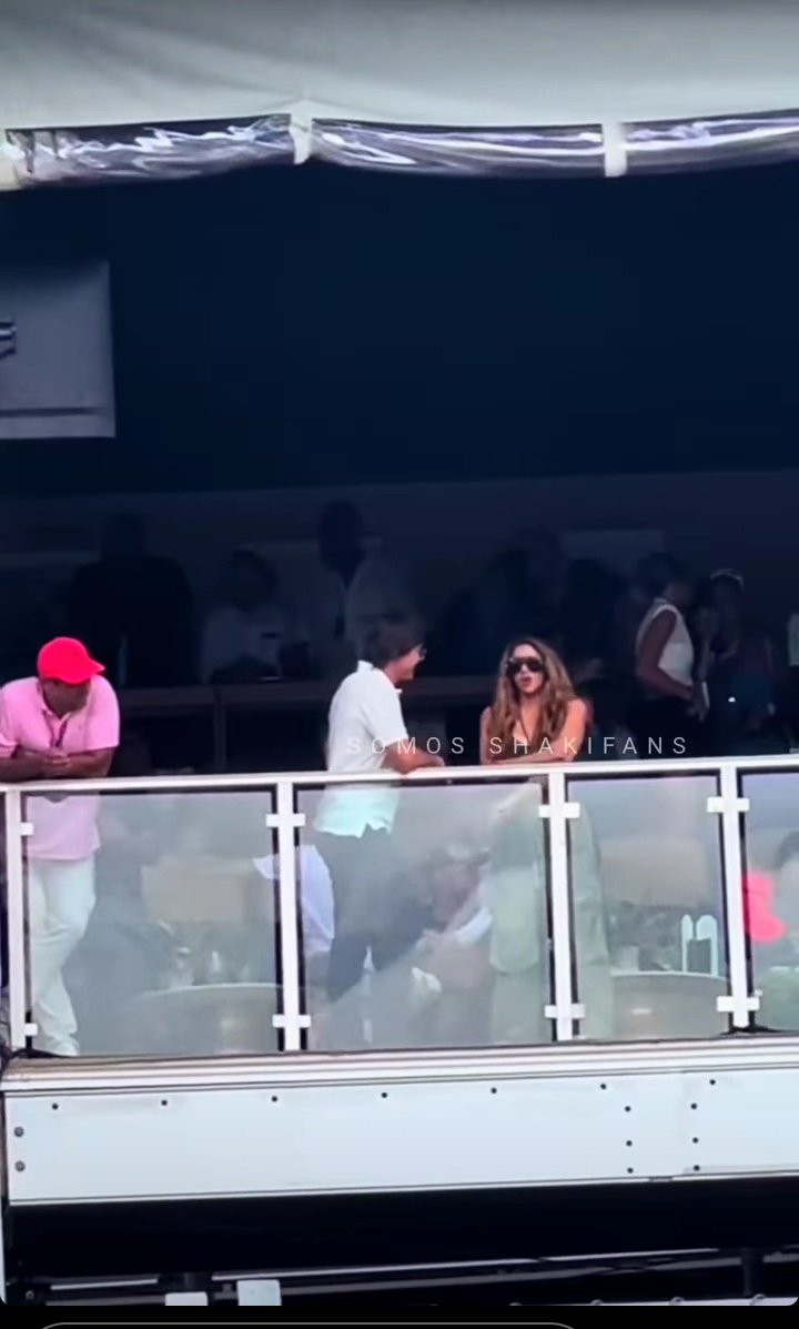 josgrevc's tweet photo. Esta si cambio un twingo por un Ferrari 🤣🤣🤣🤣🤣🤣🤣🤣 #Shakira y #TomCruise #Formula1 y recuerden que el no usa dobles 🤣🤣🤣🤣🤣🤣 https://t.co/EQLRPZI5ms