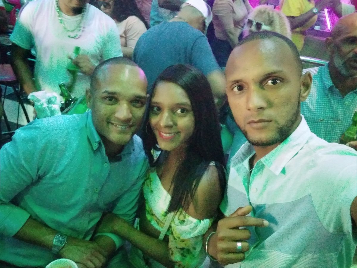 Los 3 Figueroa gozando con el <a href="/RubioBlondie/">Fernando Holguin</a>  en salsa.