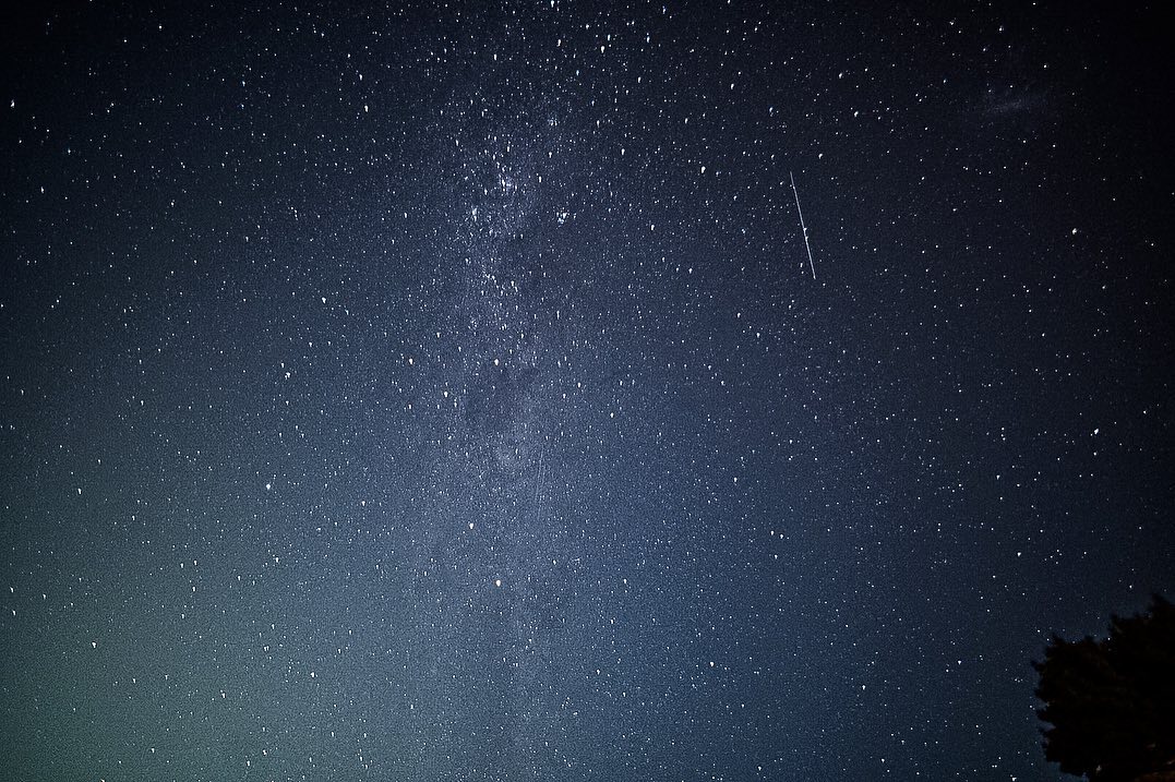 tw_donbrilliant's tweet photo. #DidYouKnow
Clear night skies mean optimal stargazing conditions with no cloud cover or atmospheric turbulence.
The lack of light pollution also enhances visibility, allowing you to see more stars and appreciate the vast, beautiful universe we live in.
#EnjoyByLearning https://t.co/NiPsZ5as1y