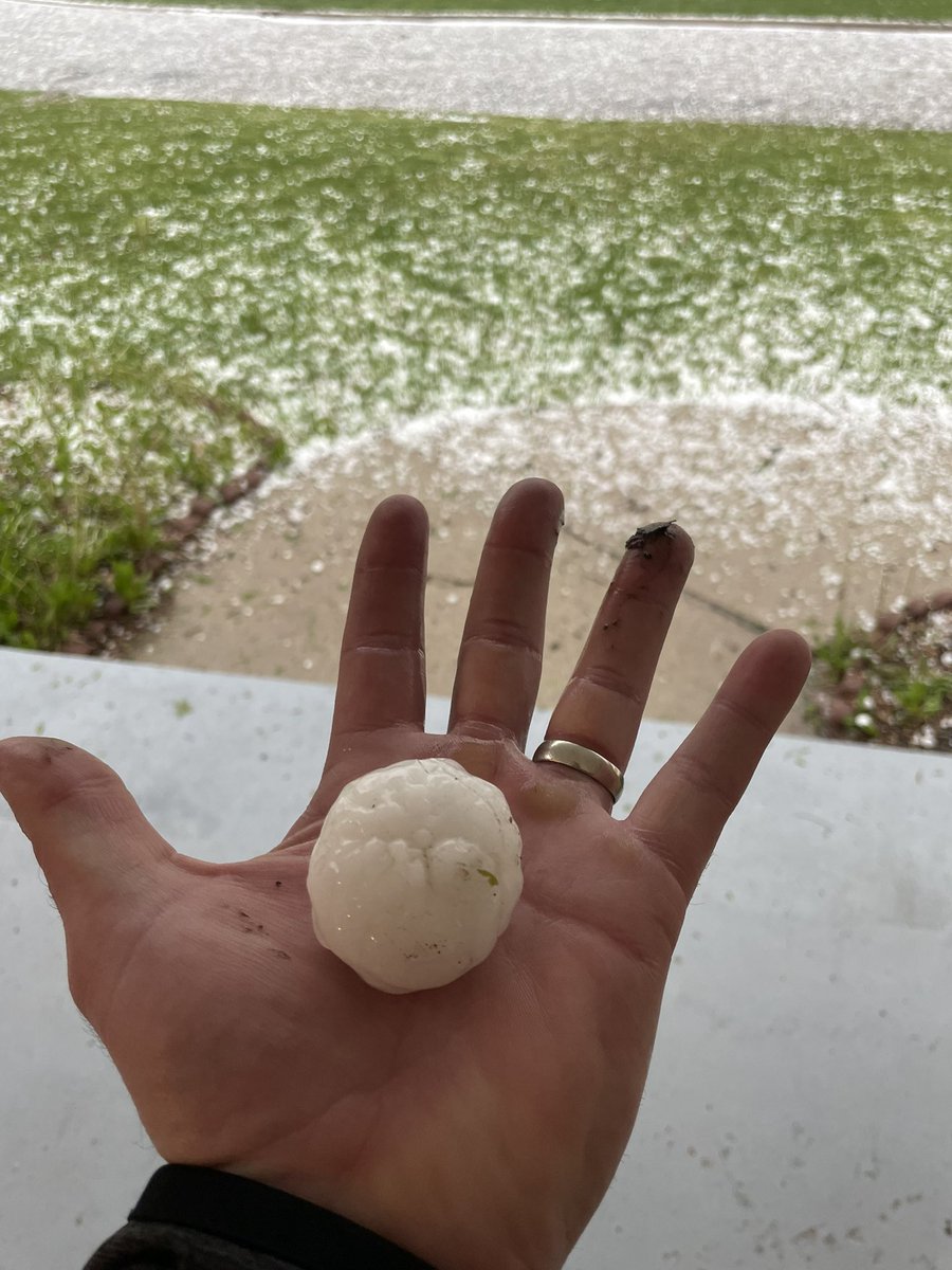 9Stubbs's tweet photo. Grinnell Hail @NWSDesMoines @KCCINews https://t.co/59sJVCiRuZ