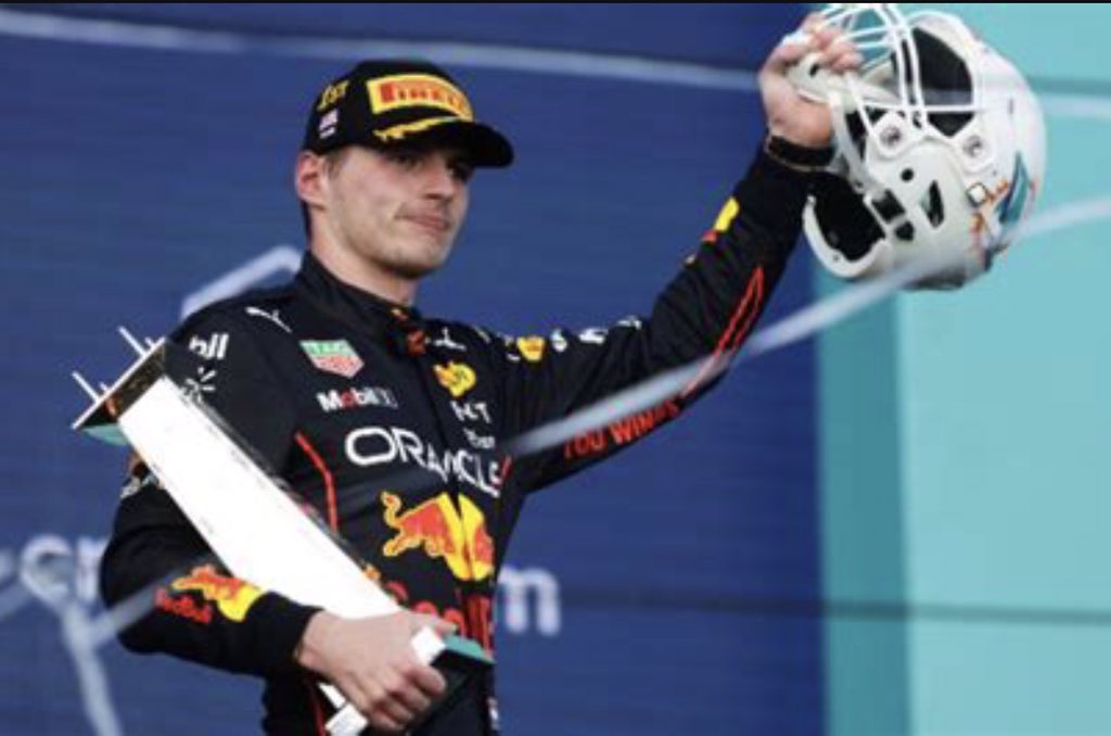 F1Photographer's tweet photo. #F1 is in such a healthy state right now on so many fronts,so why do the Grands Prix come across as less than exciting? 
One driver/team domination is nothing new, but with so much pre-race hype the expectation is rarely matching the promise..
Not being negative, just questioning https://t.co/wVdyMbWZYz