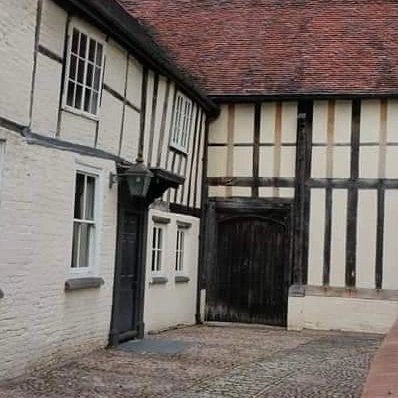 DiscoverhistPH's tweet photo. This is the #Commandery, where both Paul and Helen #began their #careers in #Heritage. It makes a #great #subject for a #thenandnow #photograph. It's hard to #believe there was a #Carriage #Entrance that ran through the #beautiful #GreatHall. #WorcestershireHour #localhistory https://t.co/qYkf1hq7H2