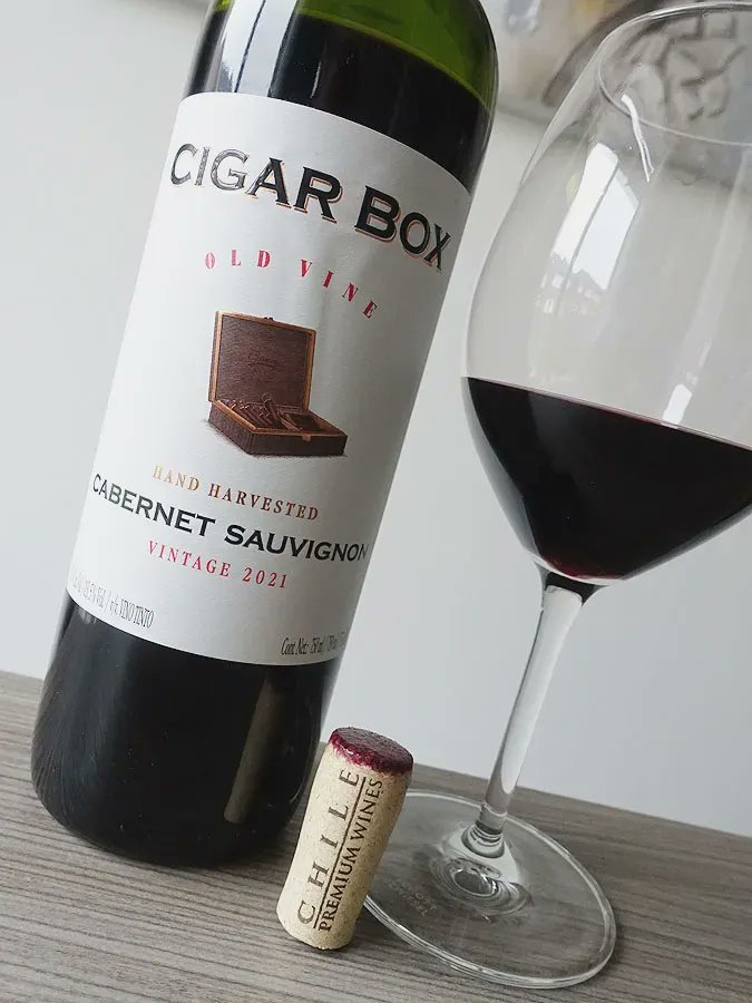 🇨🇱 🍷 #HappySunday! Sipping on 2021 #CigarBox Old Vine #CabernetSauvignon (87+ pts, $15) from #Chile tonight. Widely available at @LCBO now. Full review: buff.ly/3pkOJj0 @DrinkChile @DelicatoVines #Syrah #Maipo #wine #vino #wiyg #winelover #sundaynight