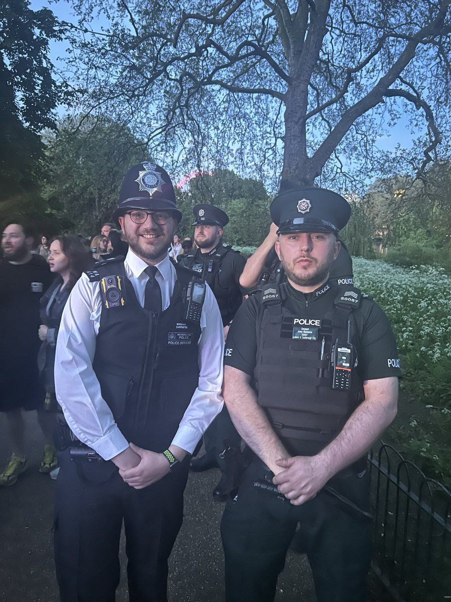 Final day of the #CoronationWeekend  for me! Wrapped up the weekend by making new friends from @PoliceServiceNI 💙💚

Hope everyone had a brilliant weekend celebrating this momentous occasion! 👑