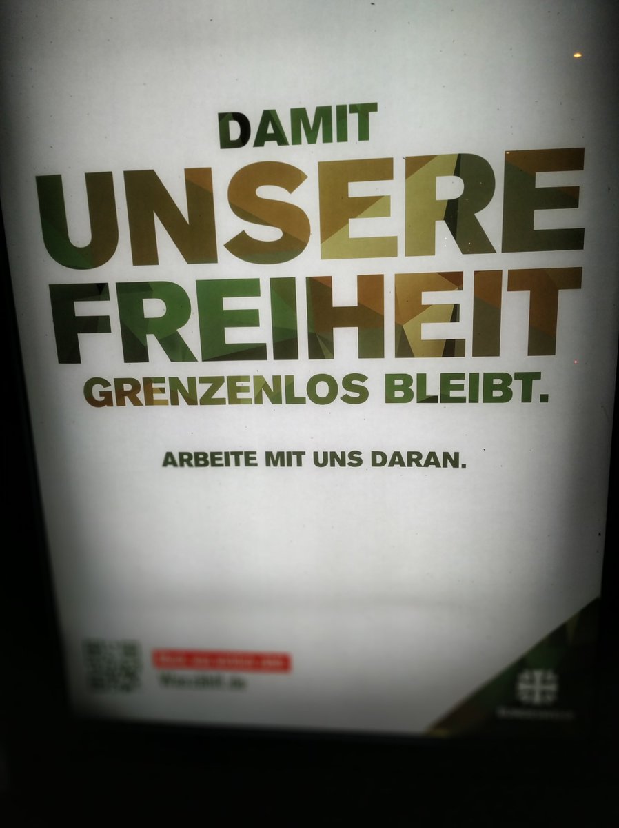 Der #Führer hätte seine Freude dran: Heute nacht in #München an der Bushaltestelle: wir sind wieder grenzenlos!

#PS: wie wurde die Rückbenennung von #Wolgograd zu #Stalingrad neulich entschieden?