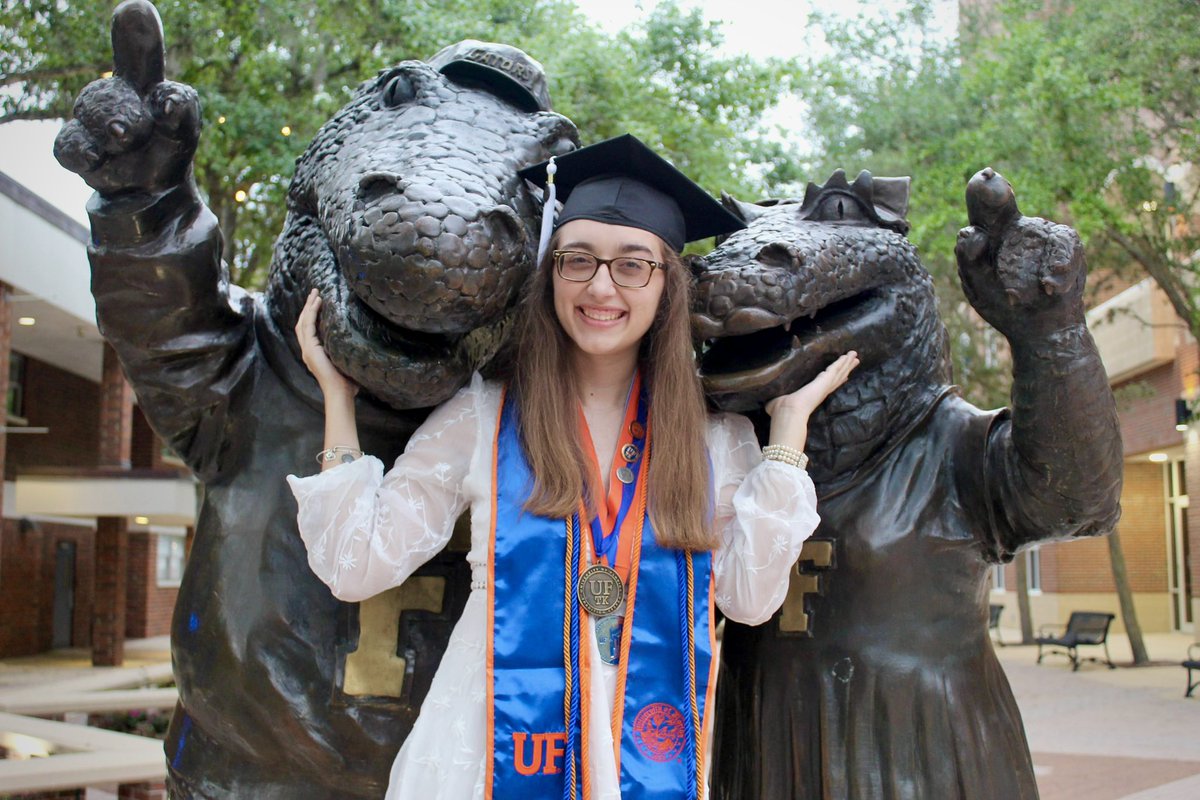 casey_gab's tweet image. #UFGrad So proud of you, Victoria!! Go Gators!!🐊