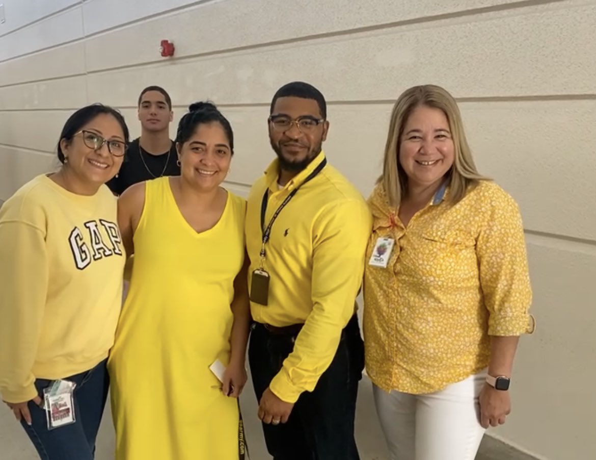 A little late post but on Friday, we wore yellow to celebrate School Lunch Hero Day💛🌼⭐!