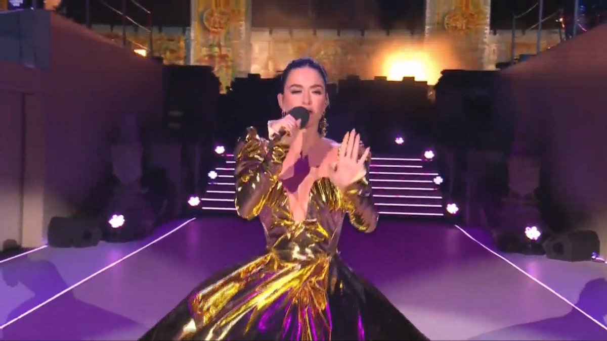 tracklist's tweet photo. Katy Perry projetou uma bandeira LGBTQIA+ no Castelo de Windsor durante a sua performance na #Coronation https://t.co/QBfIhiD35w