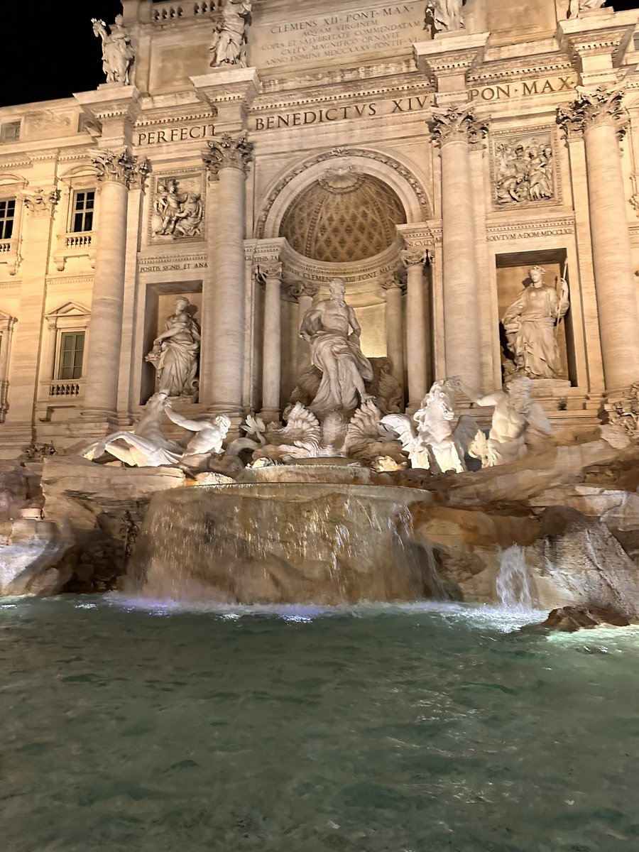 marguga's tweet photo. Qué fácil es ser feliz en Italia. Arquitectura increíble, mucha naturaleza, un tomate sabe a cielo, el café es un espectáculo silencioso y el idioma es hermoso. https://t.co/M0462qfRPu