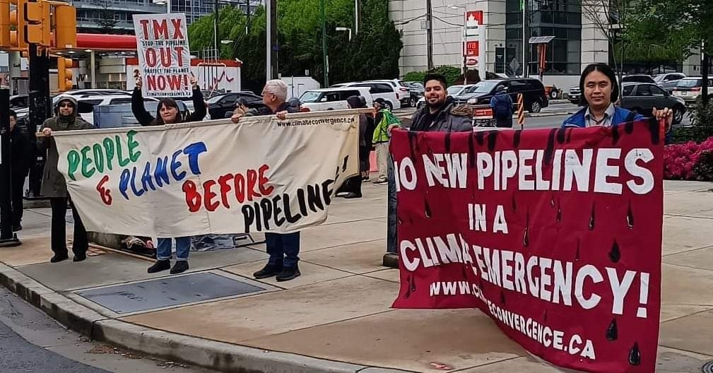 Lots of support from passersby at May 5 Climate Convergence banner action demanding RCMP Out of Wet'suwet'en +  No To TMX & CGL pipelines in front of RBC at this busy #Burnaby intersection!
#vanpoli #cdnpoli #StopTMX #NoCGL #RCMPofftheYintah #RBCisKillingMe #WetsuwetenStrong