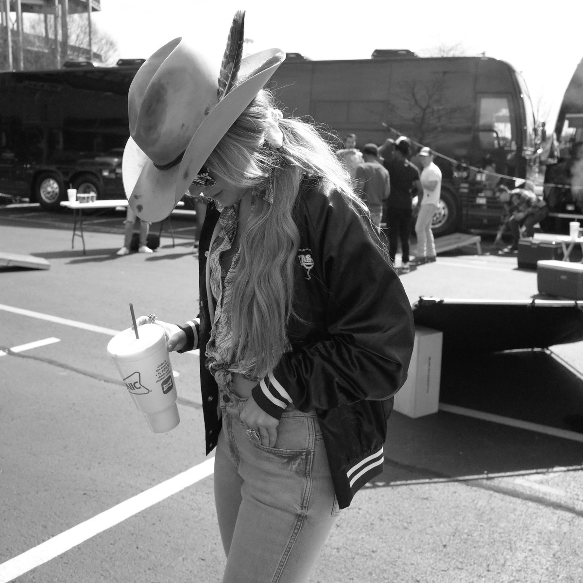 laineywilson's tweet photo. Hot damn, 400 degrees…now we cookin’ with GREASE. 🔥The Grease official music video will be out tomorrow. Y’all get to stretchin’ cause it’s gonna make you wanna bust a move. #countrymusic #bellbottomcountry https://t.co/oSzcDWOGDL