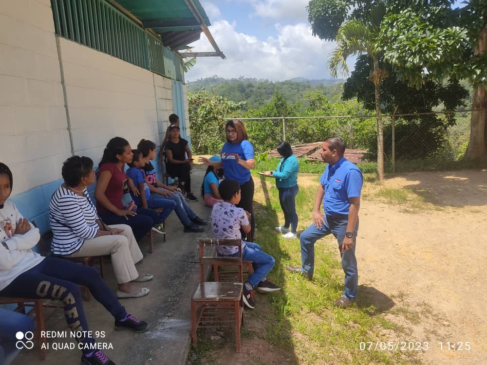 DDHHUNT_Lara's tweet photo. #07May En el Municipio Freitez, Duaca, Caserío Tumaque Arriba, se realizo un jornada social en conjunto con la DEM y el equipo @UNT_Lara_ dónde se atendieron a niños y adultos en consultas médicas, se converso sobre las primarias presidencial y se hizo asesoría jurídica. https://t.co/N0S69OESzg