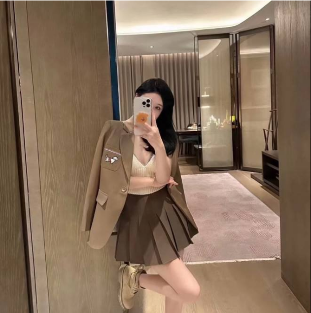 Viola9028's tweet image. The woman who can create her own work is the woman who will have fame and open destiny. #fashion