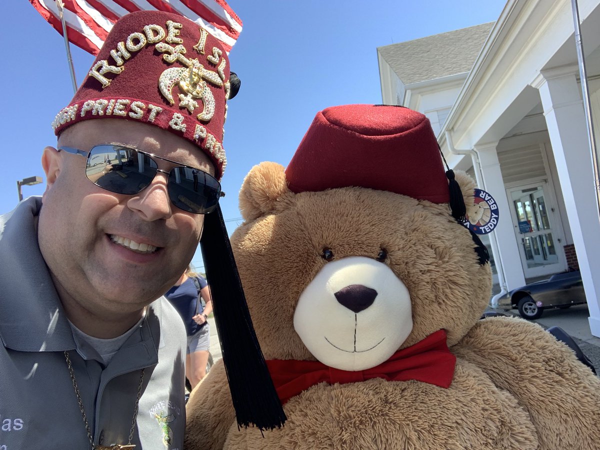 FezzysRIde's tweet photo. Fezzy and I had a great time in Newport at the Aquidneck Island National Police Parade! Please help us continue to raise funds for Shriners Children’s New England: https://t.co/WFX5X38zHM. https://t.co/iLxDXzdilM