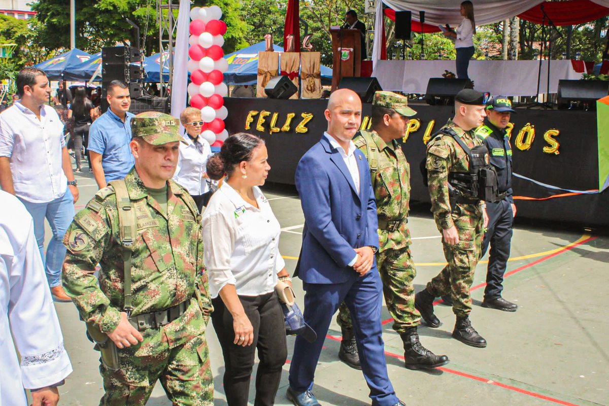 PaolaHolguin's tweet photo. Acompañamos el conmovedor acto de aniversario 114 de Venecia, Antioquia. https://t.co/OhAXCTlmSK