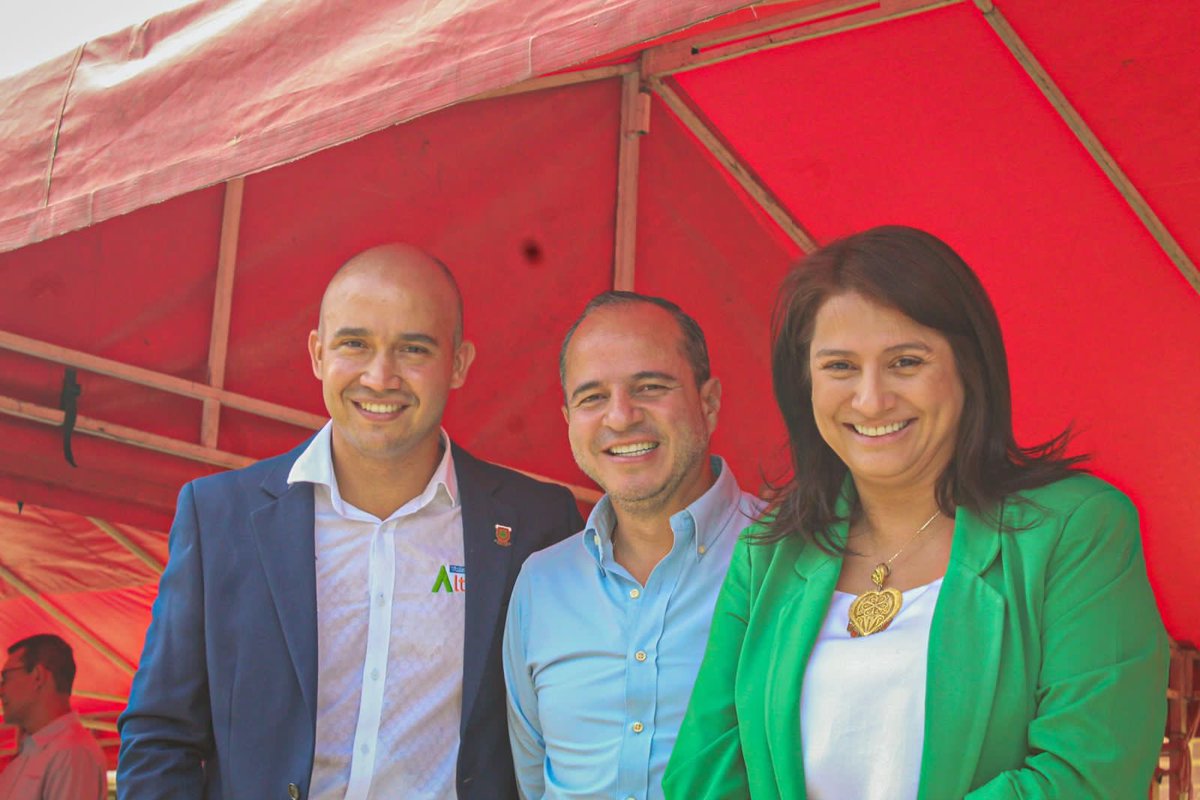 PaolaHolguin's tweet photo. Acompañamos el conmovedor acto de aniversario 114 de Venecia, Antioquia. https://t.co/OhAXCTlmSK
