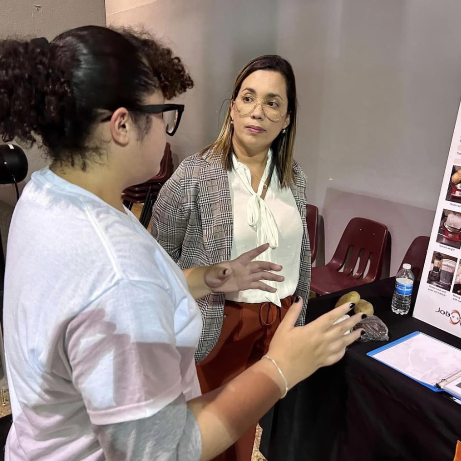 GerardoMorellPR's tweet photo. Quedé muy impresionado con los estudiantes, por su profesionalismo al explicar su proyecto y el entusiasmo tan grande de participar en este programa de Plant The Moon Challenge. @joshuaneubert @nasa_pr https://t.co/lUxKTck4oV
