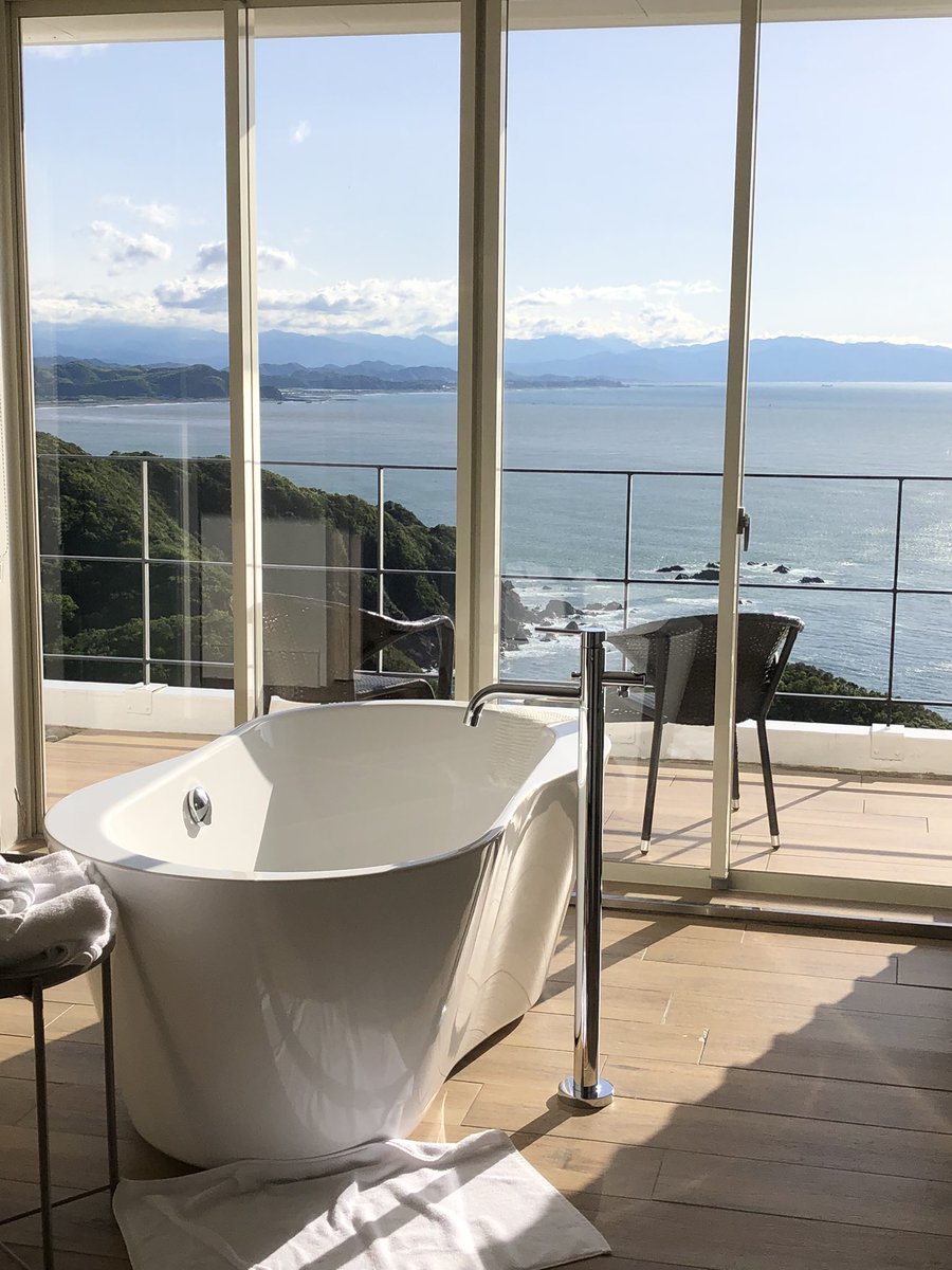 旅行最終日
昨日は雨降りでホテルも深い霧に包まれていたのですが、今朝はとても良いお天気
朝から綺麗な景色が見られてよかった〜