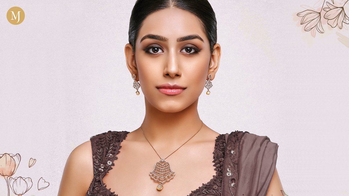 malani_jewelers's tweet image. Our Rose Collection is a true work of art. It brings gorgeous Diamonds embedded in stunning designs to life. You can view this collection at bit.ly/41hlmLX

#MalaniJewelers #RoseCollection #RoseGold #DiamondJewelry #PendantSet #Earrings