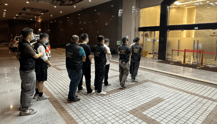 acnewsofficial's tweet photo. Police Detain and Prohibit 13 Men from Macau Casinos
Read more here: https://t.co/abXMvkEwjt
#police #macau #casino #violent #incident #forbidden #accused #arrested #fight #gambler #betting #player #tourism #visa #baccarat #game #gaming #detained #overstayed #altercation https://t.co/q6FnArcYzv