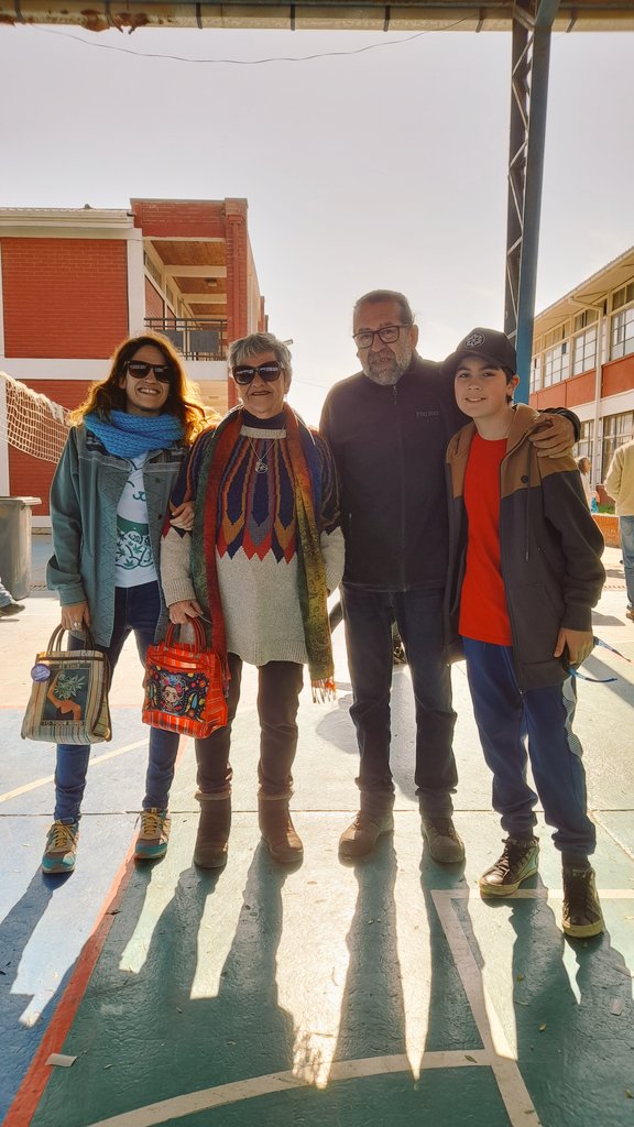 Hoy votamos en familia💪
De mis viejos aprendí entre otras cosas, que nunca debemos bajar los brazos , aunque las condiciones sean adversas ,  mientras mantengamos vivas las esperanzas,  un Chile más justo para todas y todos es posible. 🇨🇱
En compañia de mi amado Alfonso.