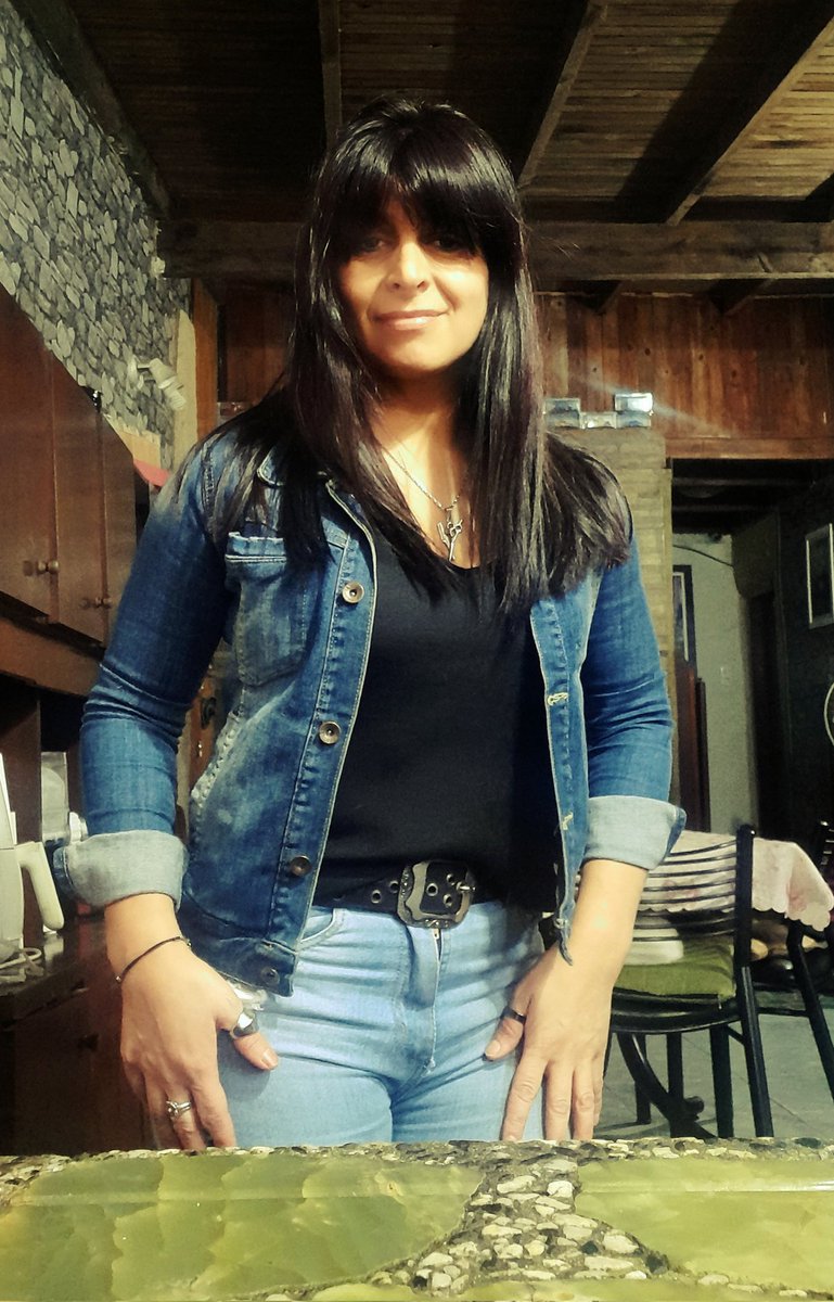 Yo siento que en tu mirada me pierdo y no tengo escapatoria quisiera volver a ser yo misma como antes y olvidarme de vos por un ratito 😔!!!!