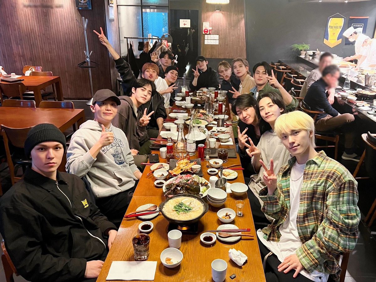 svtranslation's tweet image. #SEVENTEEN monthly meeting thread 🩷🩵

april 2023