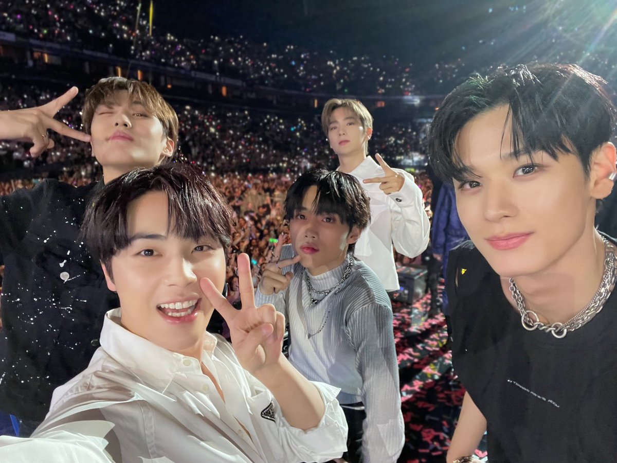 WE_THE_BOYZ's tweet photo. [주학년] 즐거웠던 파리✌🏻🖤 https://t.co/67xD5I89z0