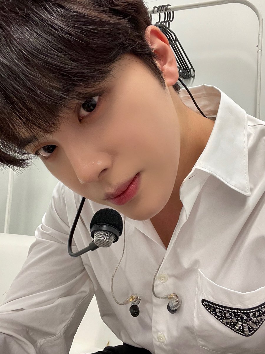 WE_THE_BOYZ's tweet photo. [주학년] 즐거웠던 파리✌🏻🖤 https://t.co/67xD5I89z0
