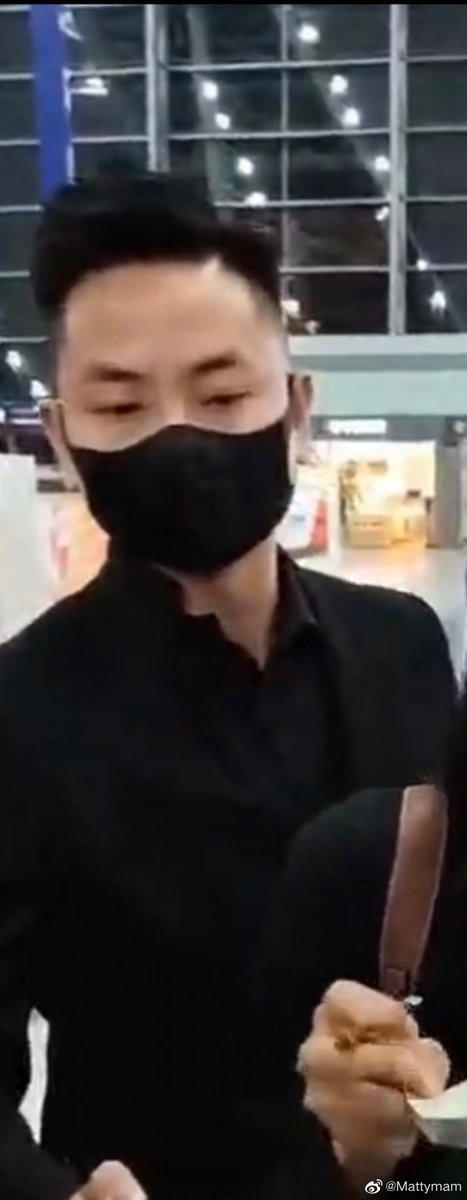 faith_yanxu's tweet photo. Bodyguards of celebrities can actually posts as an undercovers but if he wanted things to be hush hush and private, he can easily opted for the bodyguard to disguise somehow but he opted to let the public see. Y?
Guess?
#Jy
#xrh https://t.co/w58BbR4B5N