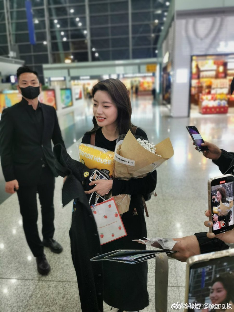 faith_yanxu's tweet photo. Bodyguards of celebrities can actually posts as an undercovers but if he wanted things to be hush hush and private, he can easily opted for the bodyguard to disguise somehow but he opted to let the public see. Y?
Guess?
#Jy
#xrh https://t.co/w58BbR4B5N