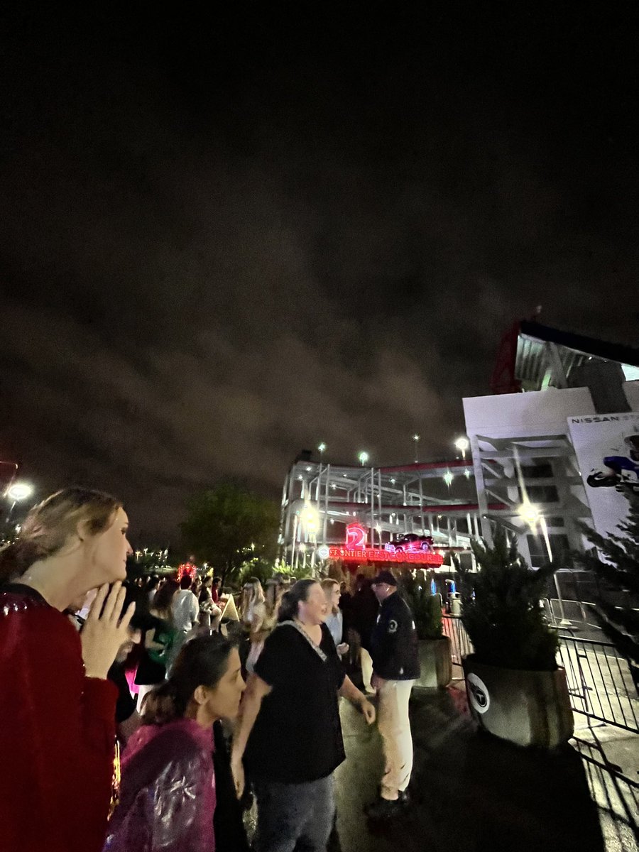 TaylorViegut's tweet photo. For all of us that couldn’t get tickets ❤️ @NissanStadium @taylorswift13 @taylornation13 supporting you from the outside! https://t.co/3QwNluS6UB