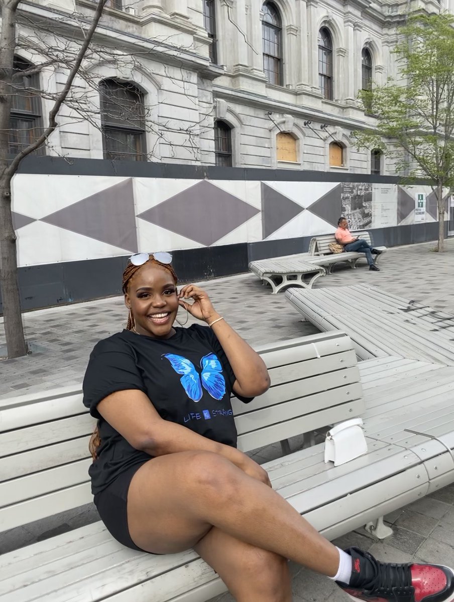 OMONIMAMA1's tweet photo. Red Head takes Montreal 👩🏾‍🦰🥰 https://t.co/GsSYyJNmxV