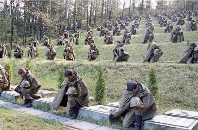 TanpersXkmy's tweet photo. Так чтили павших воинов в Вильнюсе Литовской ССР. 9 мая 1987 года. https://t.co/U12tUq364Q