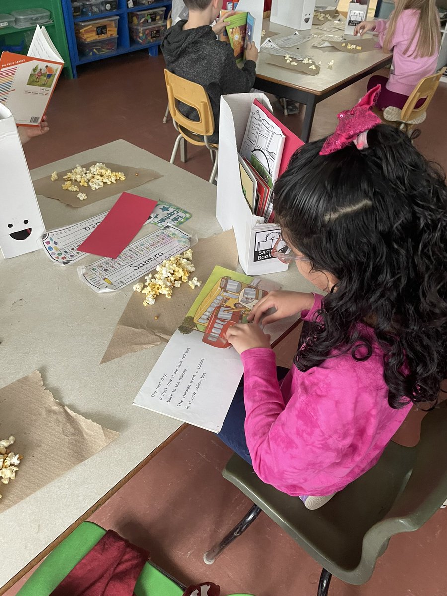 mrsbowesteaches's tweet photo. Celebrating reaching our goal of 20 minutes of independent reading with no reminders. #popcornreading #reward #studentchoice #feelgoodfriday https://t.co/QLi4moFR8y