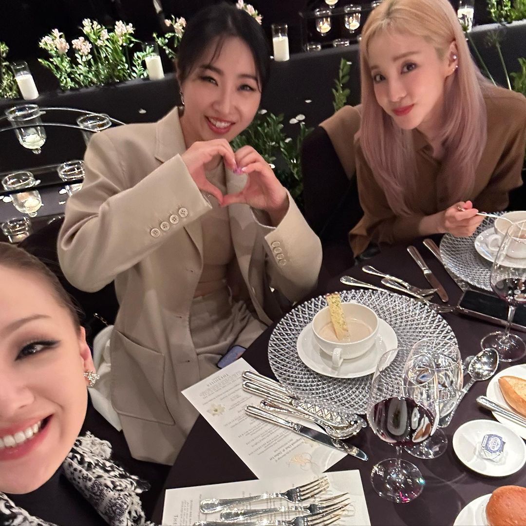 inquirerdotnet's tweet photo. ‘OG YG FAMILY'

LOOK: K-pop star Se7en’ wedding with actress Lee Da-hae is attended by his fellow celebrities and former YG Entertainment labelmates, including BIGBANG’s G-Dragon, Taeyang and Daesung, 2NE1’s CL, Dara and Minzy, singer Gummy and actor Lee Soo-hyuk. | 📷: CL/IG https://t.co/rxtqOOtIpl
